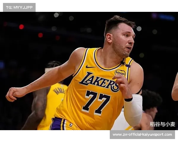 湖人队东契奇比赛中分球，组织进攻